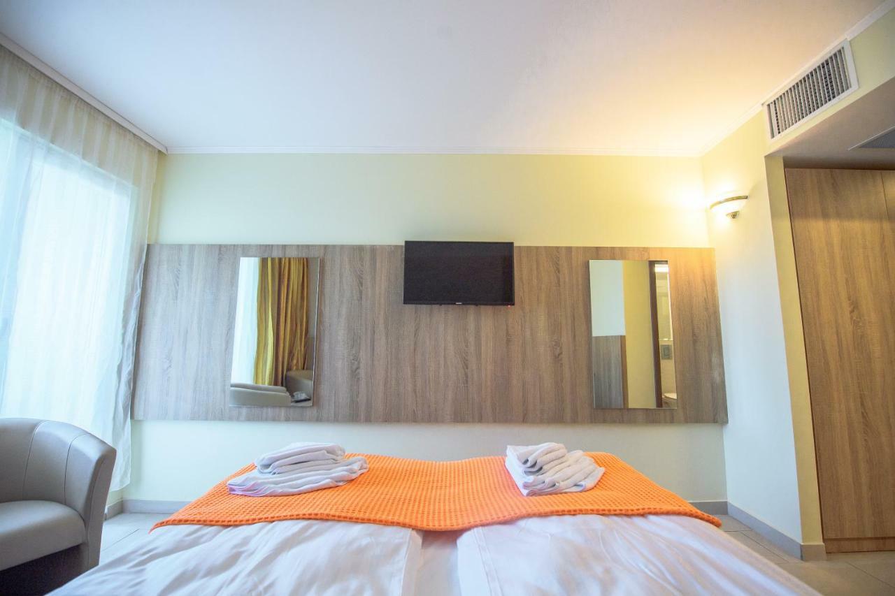 Hotel Piccadilly Мамая Екстериор снимка