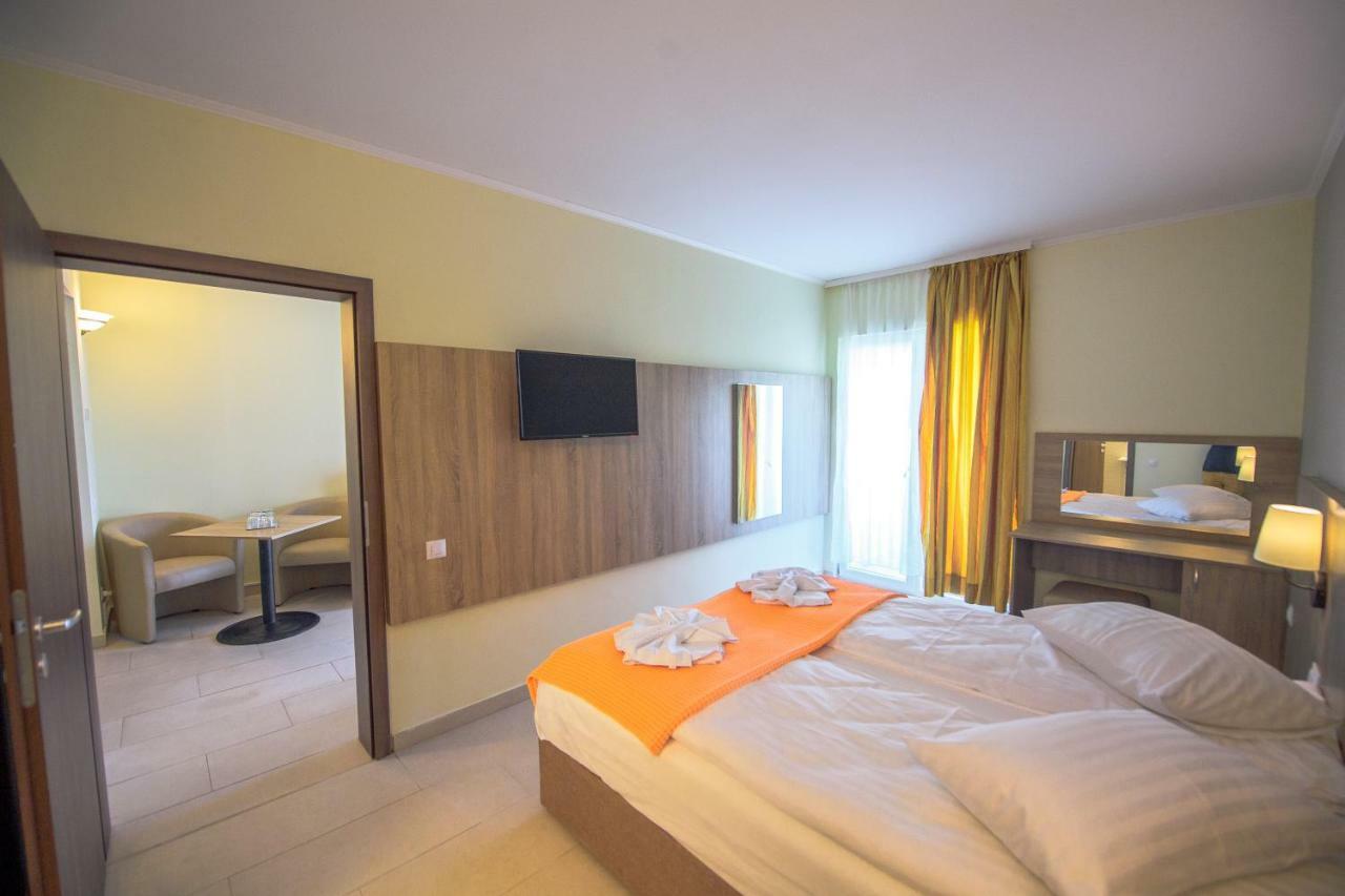 Hotel Piccadilly Мамая Екстериор снимка